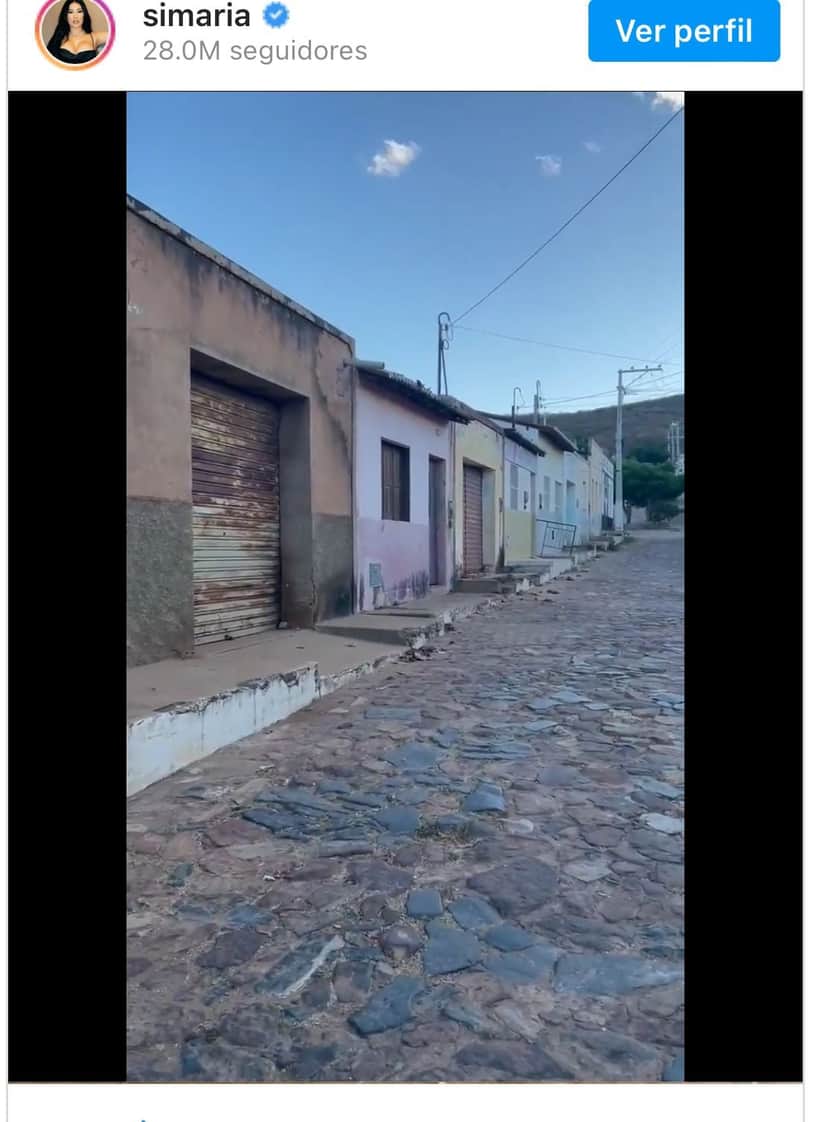 Simaria contou que já morou na casa rosa nessa simples rua - Foto Reprodução Instagram Simaria contou que já morou na casa rosa nessa simples rua - Foto Reprodução Instagram