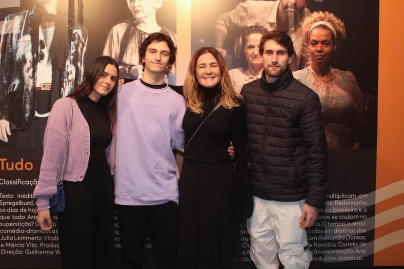Vicente Brichta agarradinho com a mãe, Adriana Esteves, Felipe Ricca e Flavia Mekler - Foto Reprodução Vicente Brichta agarradinho com a mãe, Adriana Esteves, Felipe Ricca e Flavia Mekler - Foto Reprodução