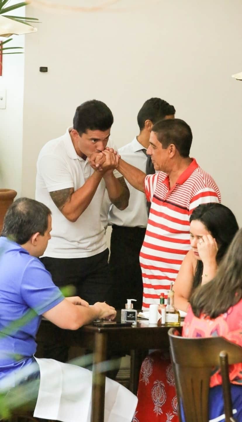 Zeca Pagodinho sendo amistoso com fãs em passeio a shopping - Foto Reprodução Edson Aipim Agnews Zeca Pagodinho sendo amistoso com fãs em passeio a shopping - Foto Reprodução Edson Aipim Agnews