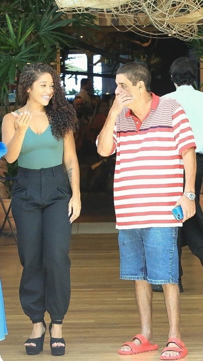 Zeca Pagodinho sendo amistoso com fãs em passeio a shopping - Foto Reprodução Edson Aipim Agnews Zeca Pagodinho sendo amistoso com fãs em passeio a shopping - Foto Reprodução Edson Aipim Agnews