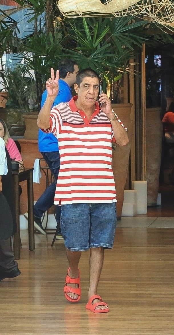 Zeca Pagodinho sendo amistoso com fãs em passeio a shopping - Foto Reprodução Edson Aipim Agnews Zeca Pagodinho sendo amistoso com fãs em passeio a shopping - Foto Reprodução Edson Aipim Agnews