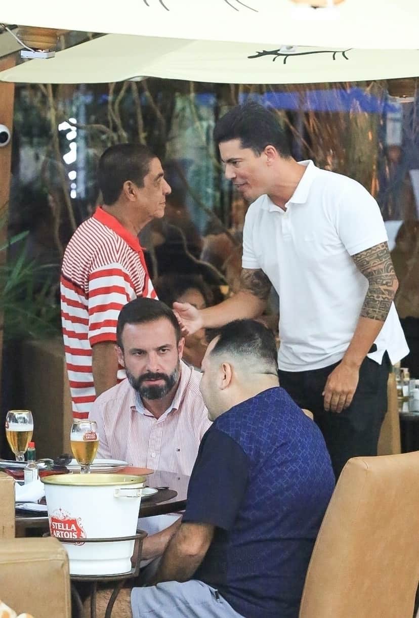 Zeca Pagodinho sendo amistoso com fãs em passeio a shopping - Foto Reprodução Edson Aipim Agnews Zeca Pagodinho sendo amistoso com fãs em passeio a shopping - Foto Reprodução Edson Aipim Agnews
