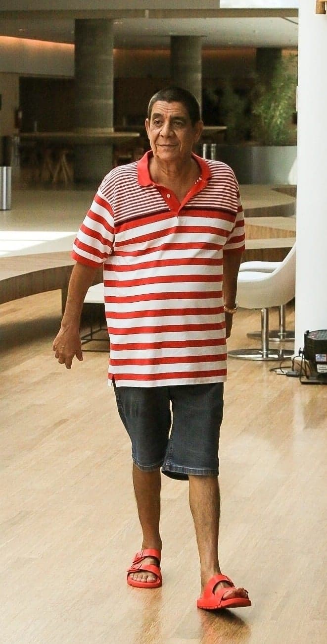 Zeca Pagodinho sendo amistoso com fãs em passeio a shopping - Foto Reprodução Edson Aipim Agnews Zeca Pagodinho sendo amistoso com fãs em passeio a shopping - Foto Reprodução Edson Aipim Agnews