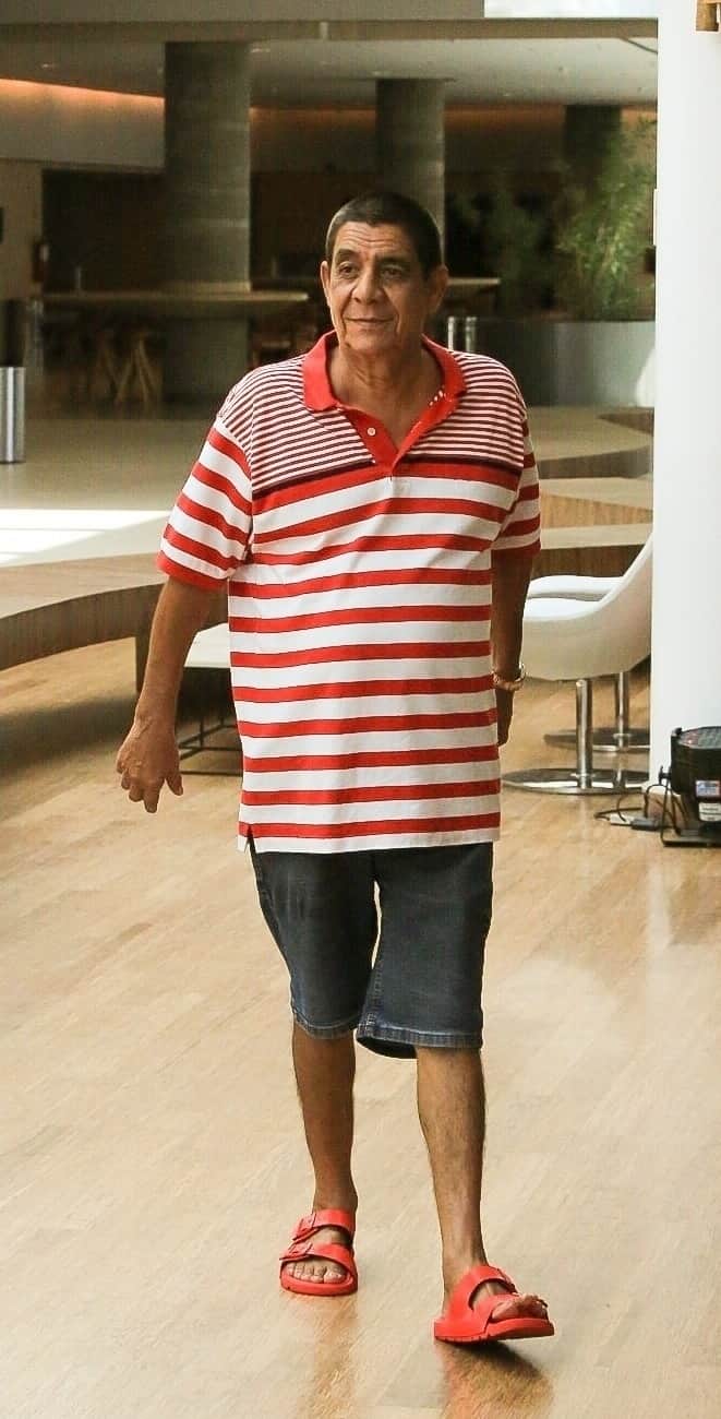 Zeca Pagodinho sendo amistoso com fãs em passeio a shopping - Foto Reprodução Edson Aipim Agnews Zeca Pagodinho sendo amistoso com fãs em passeio a shopping - Foto Reprodução Edson Aipim Agnews