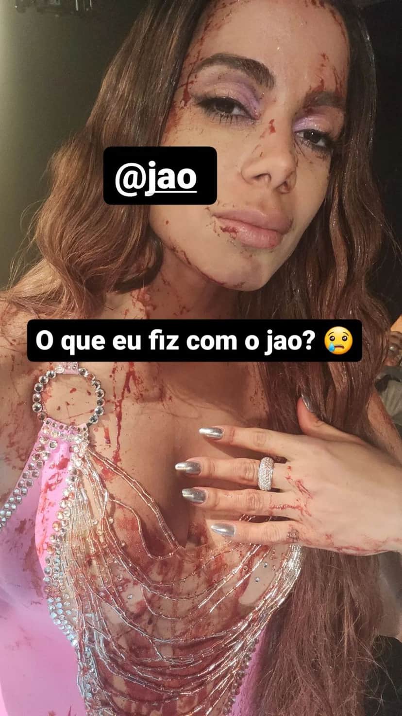 Anitta publicou a foto acima no instagram, ensanguentada com Jão (Reprodução - Instagram) Anitta publicou a foto acima no instagram, ensanguentada com Jão (Reprodução - Instagram)