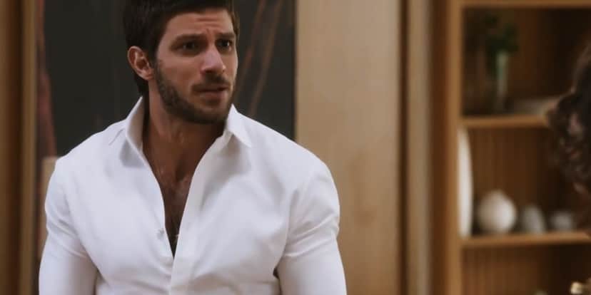 Ari em cena da novela Travessia com camisa social branca Ari em cena da novela Travessia com camisa social branca