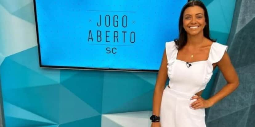 A apresentadora no comando do Jogo Aberto de Santa Catarina (Reprodução: Band) A apresentadora no comando do Jogo Aberto de Santa Catarina (Reprodução: Band)