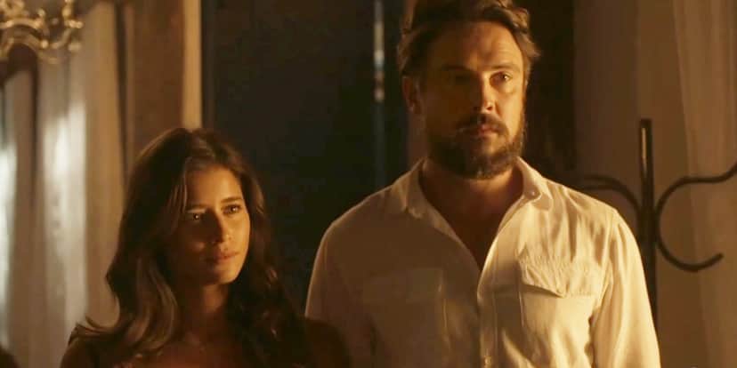 José vestido com camisa branca e Candoca em cena da novela Mar do Sertão José vestido com camisa branca e Candoca em cena da novela Mar do Sertão