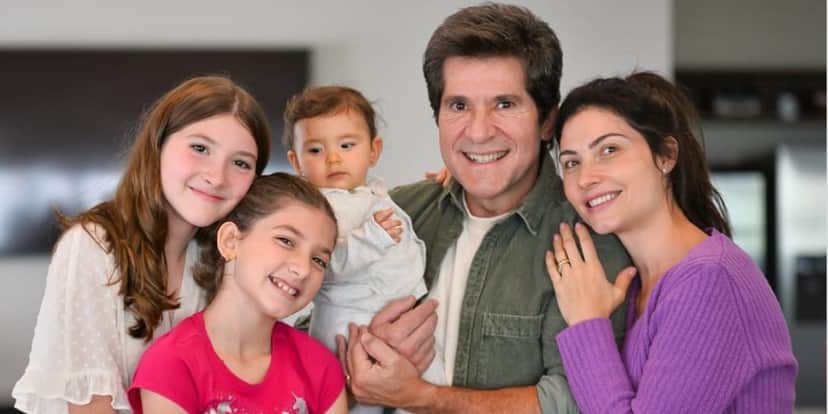 O cantor junto com sua família (Reprodução: Instagram) O cantor junto com sua família (Reprodução: Instagram)