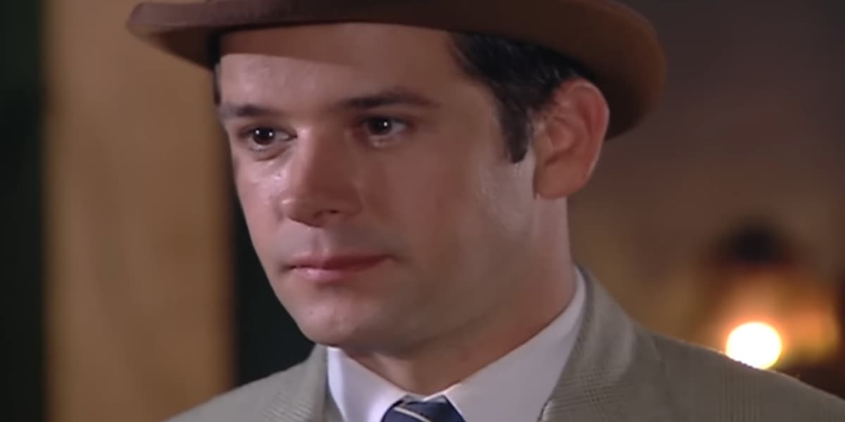 Danilo de chapeu, terno cinza e camisa branca na novela Chocolate com Pimenta Danilo de chapeu, terno cinza e camisa branca na novela Chocolate com Pimenta