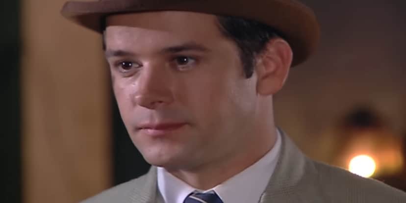Danilo de chapeu, terno cinza e camisa branca na novela Chocolate com Pimenta Danilo de chapeu, terno cinza e camisa branca na novela Chocolate com Pimenta