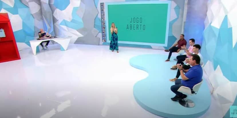 Elenco do Jogo Aberto todo aplaudindo Neto, menos o ex-jogador (Reprodução: Jogo Aberto/ Band) Elenco do Jogo Aberto todo aplaudindo Neto, menos o ex-jogador (Reprodução: Jogo Aberto/ Band)