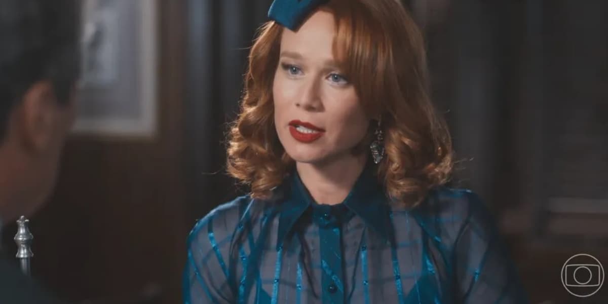 Gilda em cena da novela Amor Perfeito usando blusa verde, batom vermelho, boina verde e cabelo curto ruivo Gilda em cena da novela Amor Perfeito usando blusa verde, batom vermelho, boina verde e cabelo curto ruivo