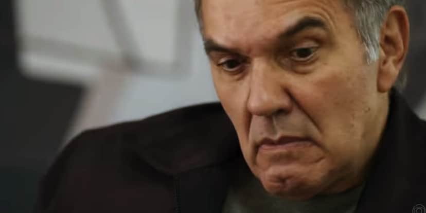 Guerra em cena da novela Travessia com expressão tensa Guerra em cena da novela Travessia com expressão tensa