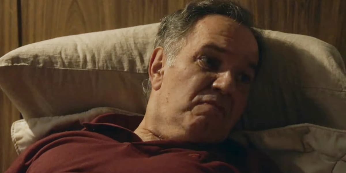 Guerra deitado em cena escura da novela Travessia Guerra deitado em cena escura da novela Travessia
