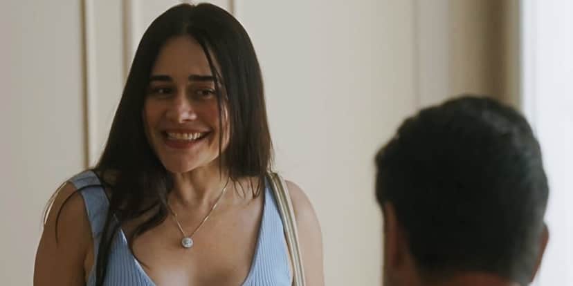 Guida em cena da trama Travessia usando vestido azul claro Guida em cena da trama Travessia usando vestido azul claro