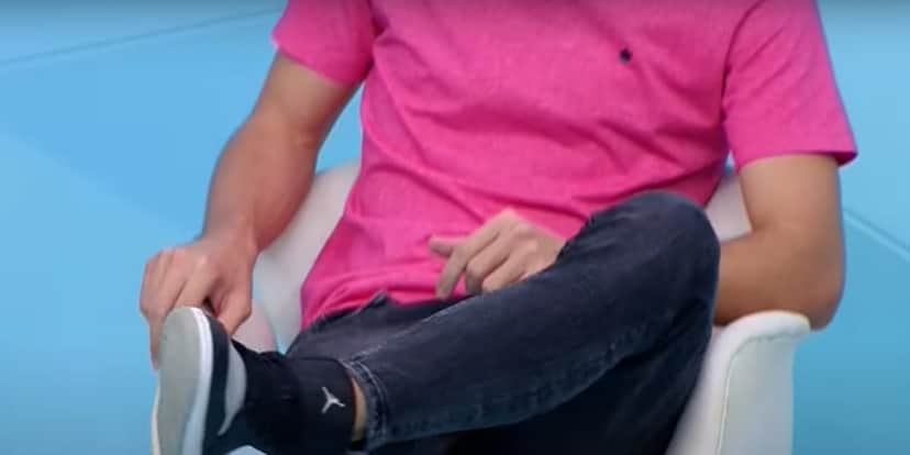João Pedro Sgarbi mostrando que seu tênis estava lindo (Reprodução: Jogo Aberto/ Band) João Pedro Sgarbi mostrando que seu tênis estava lindo (Reprodução: Jogo Aberto/ Band)