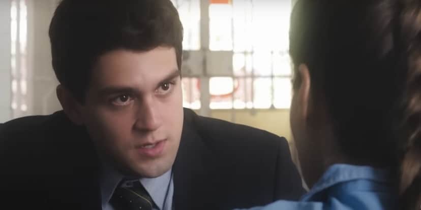 Julio usando terno marrom, camisa azul e gravata marrom em cena de Amor Perfeito Julio usando terno marrom, camisa azul e gravata marrom em cena de Amor Perfeito