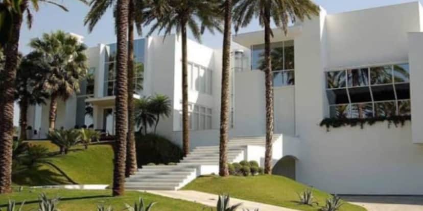 Entrada da mansão de Ana Hickmann, que parece um palácio (Reprodução: Youtube) Entrada da mansão de Ana Hickmann, que parece um palácio (Reprodução: Youtube)