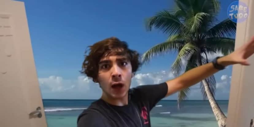 O jovem possui um chroma Key em seu quarto, para mudar quando quiser o cenário (Reprodução: Youtube) O jovem possui um chroma Key em seu quarto, para mudar quando quiser o cenário (Reprodução: Youtube)