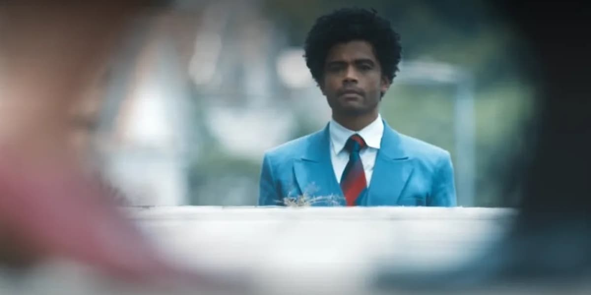 Na novela Amor Perfeito, Orlando está parado e usando de terno azul e camisa branca Na novela Amor Perfeito, Orlando está parado e usando de terno azul e camisa branca