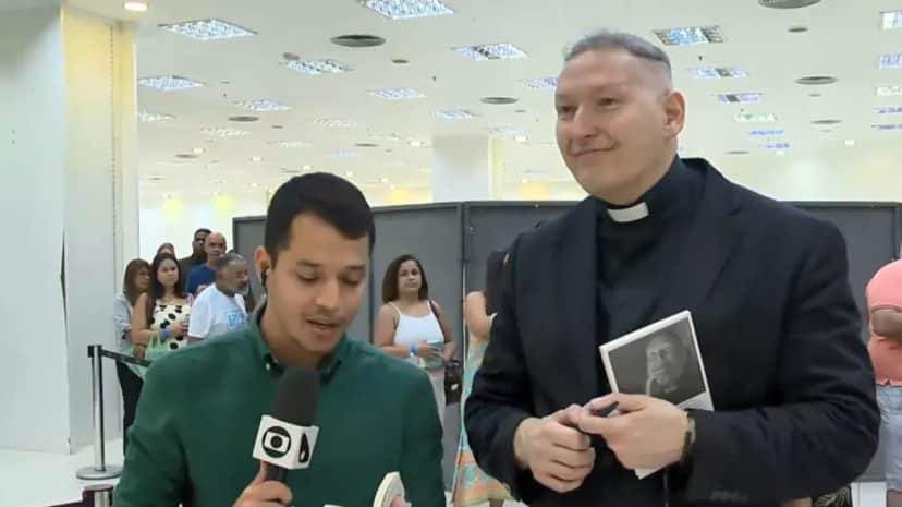 Padre Marcelo Rossi caiu no choro na Globo com notícia de morte (Foto: Reprodução) Padre Marcelo Rossi caiu no choro na Globo com notícia de morte (Foto: Reprodução)