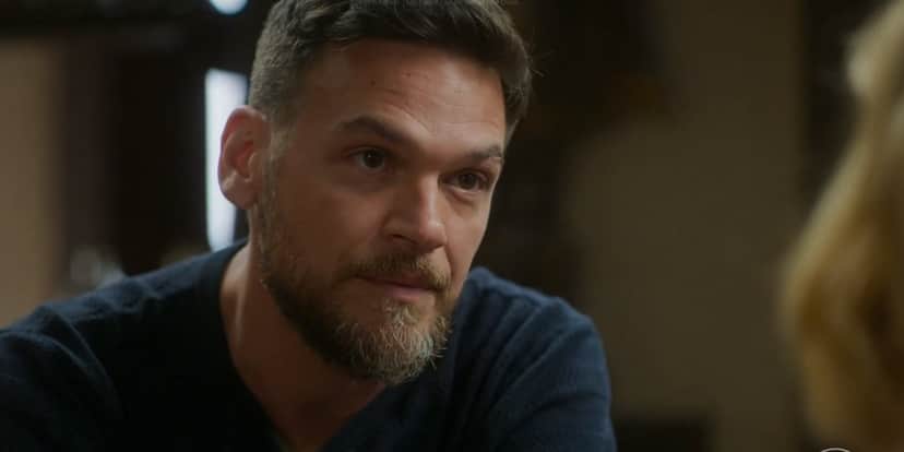 Theo da novela Vai na Fé usando camisa azul escura Theo da novela Vai na Fé usando camisa azul escura