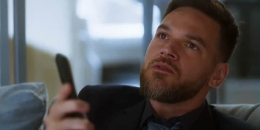 Theo em cena da novela Vai na Fé segurando celular Theo em cena da novela Vai na Fé segurando celular