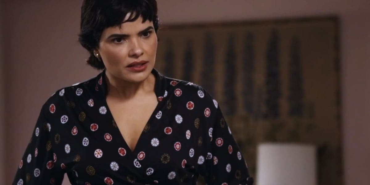 Travessia tem cena de Leonor com roupa escura e detalhes branco e vermelhos Travessia tem cena de Leonor com roupa escura e detalhes branco e vermelhos