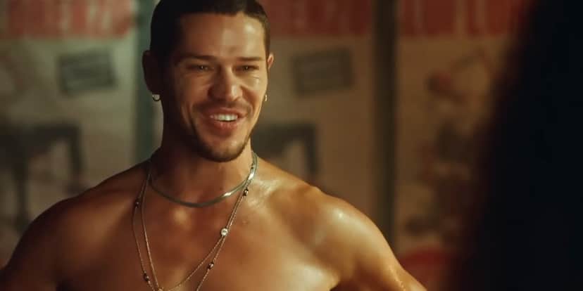 Lui sorridente e sem camisa na novela Vai na Fé Lui sorridente e sem camisa na novela Vai na Fé