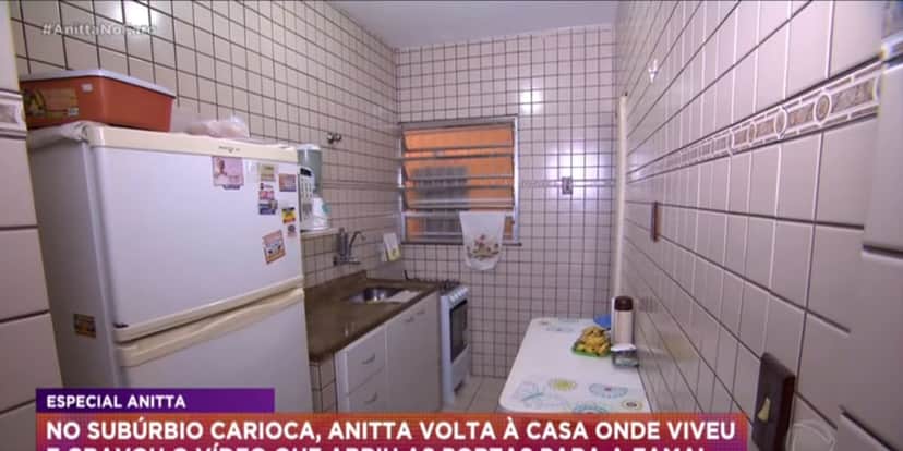 Cozinha que Anitta passou a infância (Reprodução - A hora do faro) Cozinha que Anitta passou a infância (Reprodução - A hora do faro)