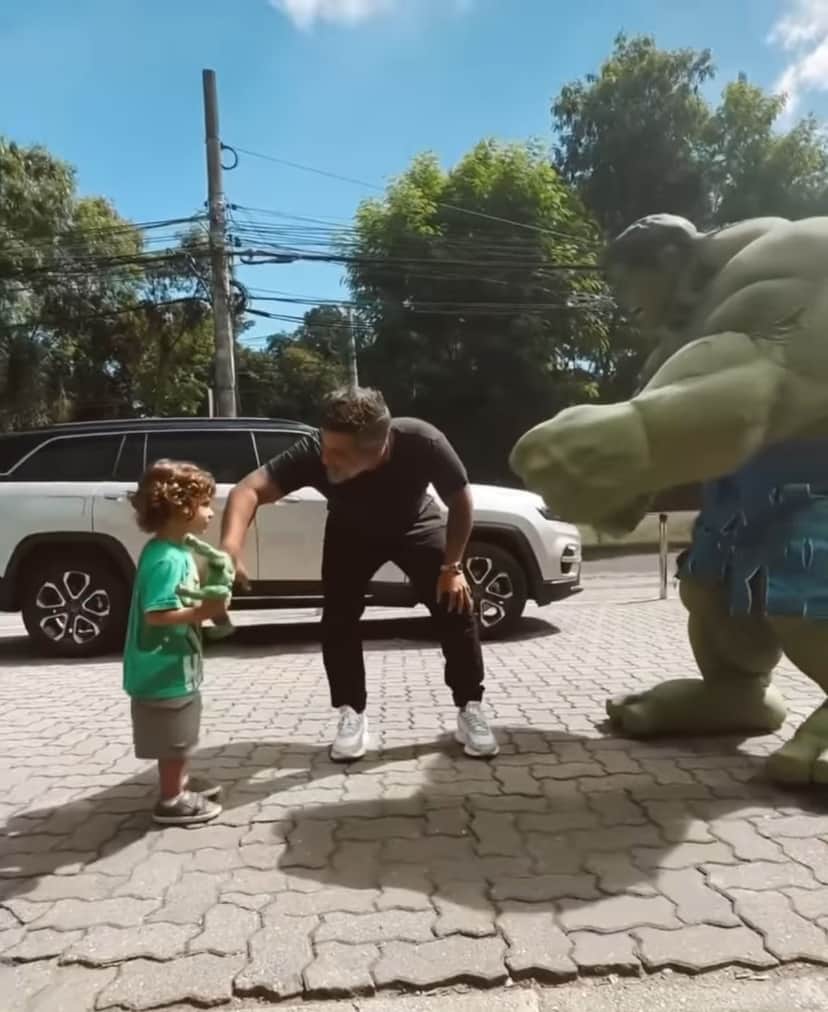 Bruno Gagliasso apresentando o Huck ao seu filho ao buscá-lo na escola - Foto Reprodução Instagram Bruno Gagliasso apresentando o Huck ao seu filho ao buscá-lo na escola - Foto Reprodução Instagram