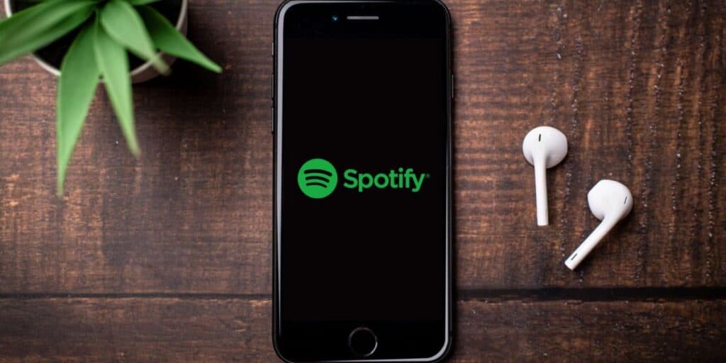 Celular tocando o aplicativo do Spotify - Foto Reprodução Internet Celular tocando o aplicativo do Spotify - Foto Reprodução Internet