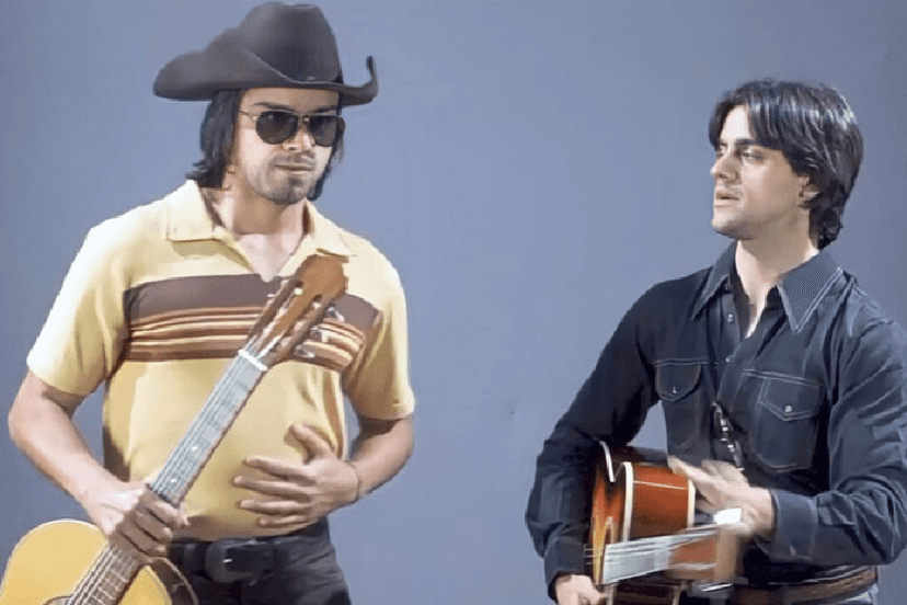 Rodrigo Simas e Felipe Simas dando vida à dupla sertaneja Chitãozinho e Xororó (Foto: Reprodução/ Globoplay) Rodrigo Simas e Felipe Simas dando vida à dupla sertaneja Chitãozinho e Xororó (Foto: Reprodução/ Globoplay)