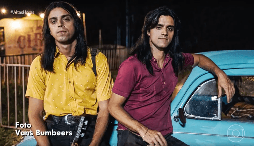 Os irmãos Simas em fotos expostas pela Globoplay onde ambos interpretam uma das duplas sertanejas mais famosas (Foto: Reprodução/ Globoplay) Os irmãos Simas em fotos expostas pela Globoplay onde ambos interpretam uma das duplas sertanejas mais famosas (Foto: Reprodução/ Globoplay)