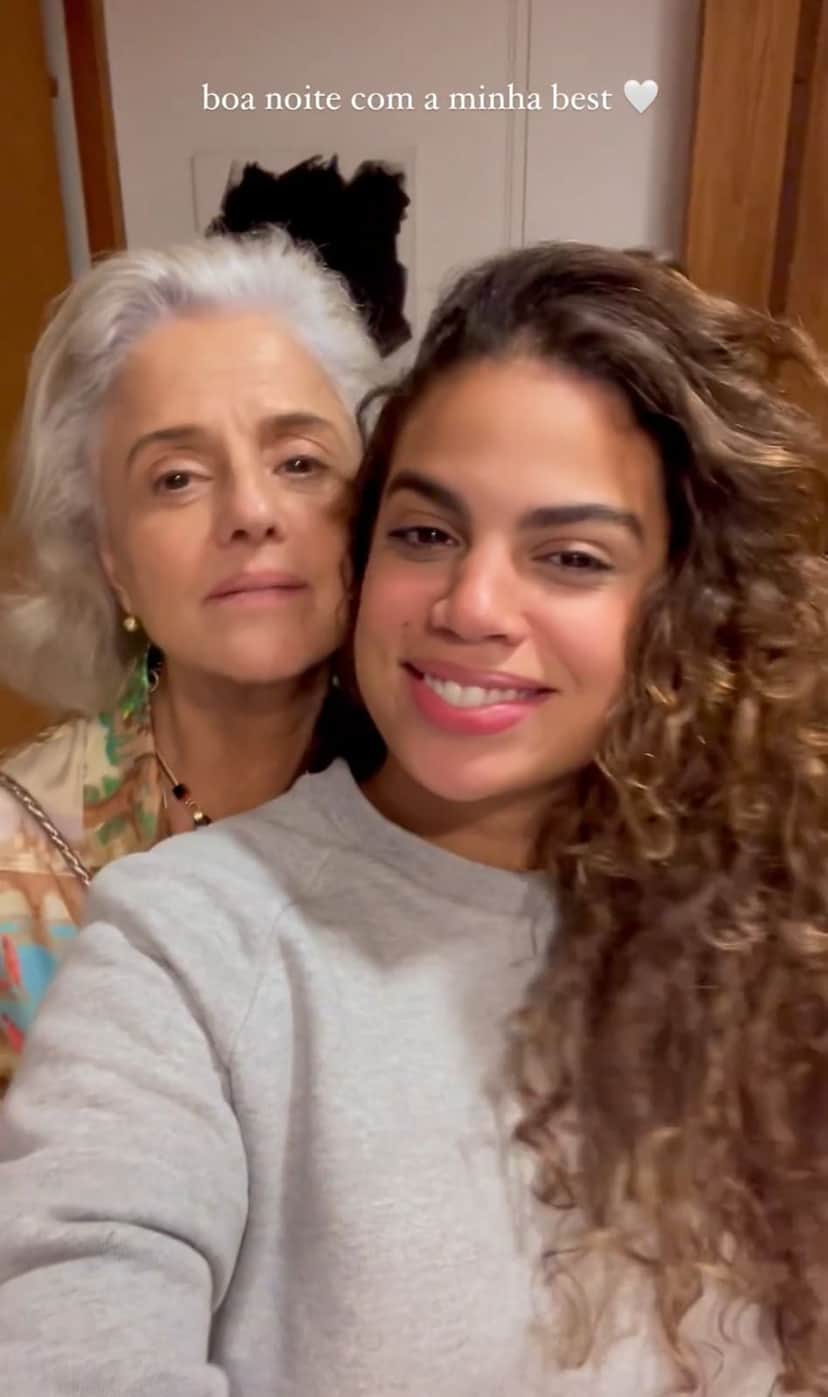 Clara Buarque, que está no ar em Travessia, da Globo, filha de Carlinhos Brown e a sua avó Marieta Severo - Foto Reprodução Instagram Clara Buarque, que está no ar em Travessia, da Globo, filha de Carlinhos Brown e a sua avó Marieta Severo - Foto Reprodução Instagram