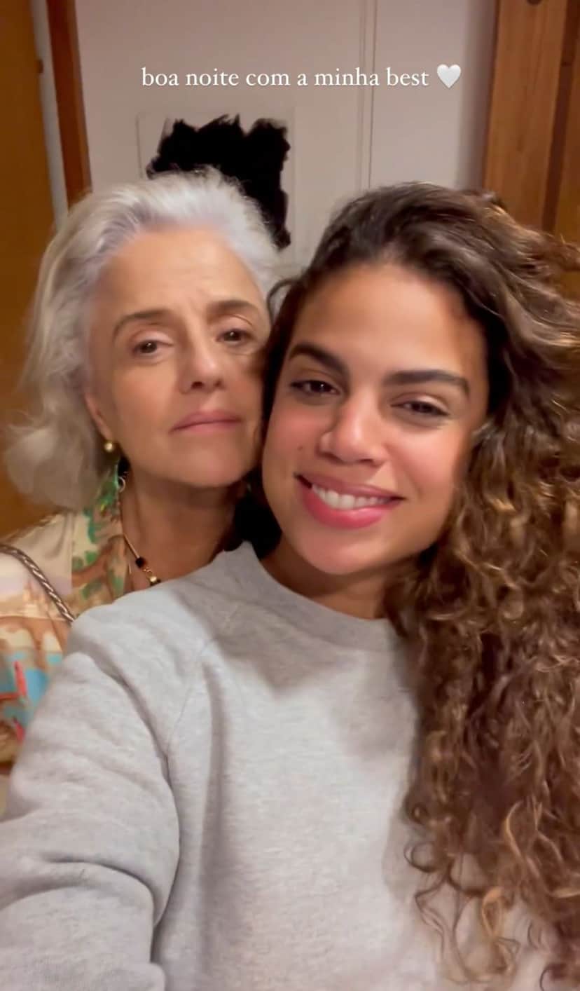 Clara Buarque, que está no ar em Travessia, da Globo, filha de Carlinhos Brown e a sua avó Marieta Severo - Foto Reprodução Instagram Clara Buarque, que está no ar em Travessia, da Globo, filha de Carlinhos Brown e a sua avó Marieta Severo - Foto Reprodução Instagram
