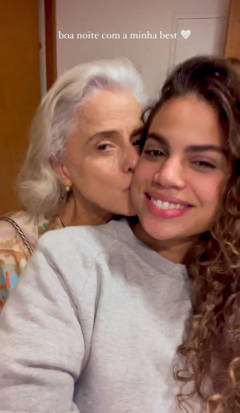 Clara Buarque, que está no ar em Travessia, da Globo, filha de Carlinhos Brown e a sua avó Marieta Severo - Foto Reprodução Instagram Clara Buarque, que está no ar em Travessia, da Globo, filha de Carlinhos Brown e a sua avó Marieta Severo - Foto Reprodução Instagram