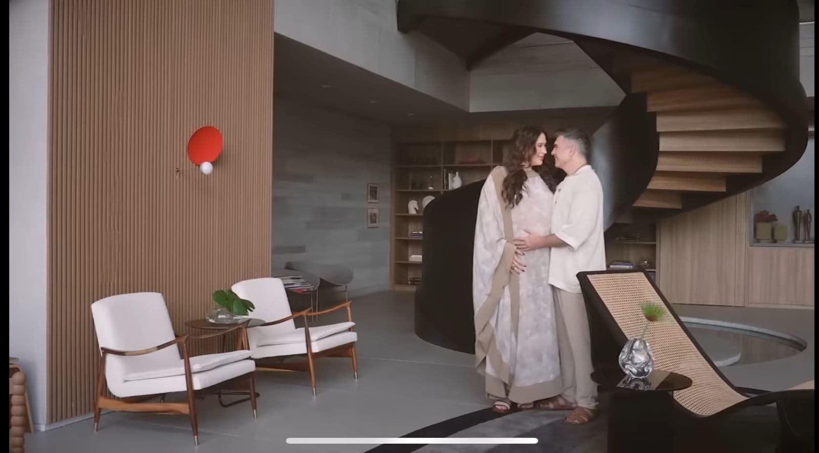 Claudia Raia e Jarbas Homem de Melo em sua mansão - Foto Reprodução YouTube Claudia Raia e Jarbas Homem de Melo em sua mansão - Foto Reprodução YouTube