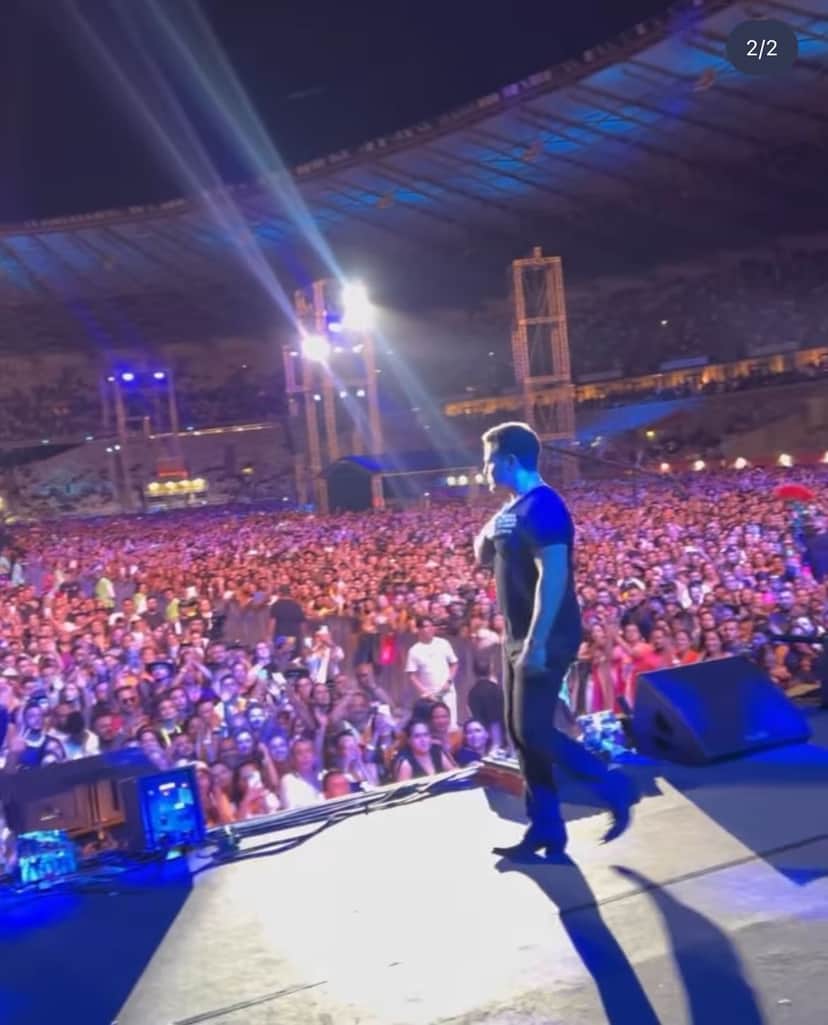 Em meio à multidão, Eduardo Costa não se contem em cima do palco de Gusttavo Lima, e expõe situação - Foto Reprodução Instagram Em meio à multidão, Eduardo Costa não se contem em cima do palco de Gusttavo Lima, e expõe situação - Foto Reprodução Instagram