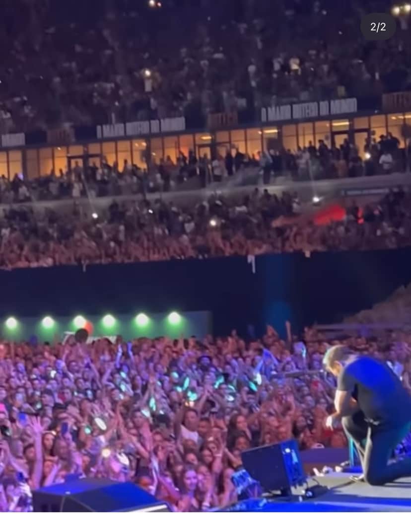 Em meio à multidão, Eduardo Costa não se contem em cima do palco de Gusttavo Lima, e expõe situação - Foto Reprodução Instagram Em meio à multidão, Eduardo Costa não se contem em cima do palco de Gusttavo Lima, e expõe situação - Foto Reprodução Instagram