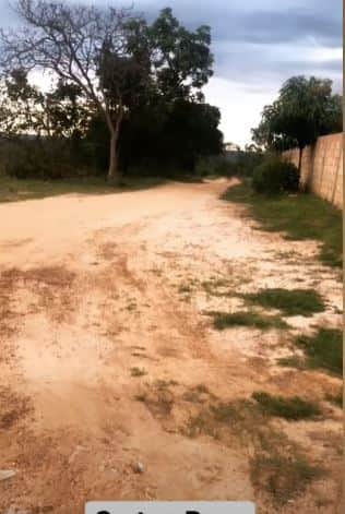 Estrada de terra ao lado da casa onde Gusttavo Lima morou na infância - Foto Reprodução YouTube Estrada de terra ao lado da casa onde Gusttavo Lima morou na infância - Foto Reprodução YouTube
