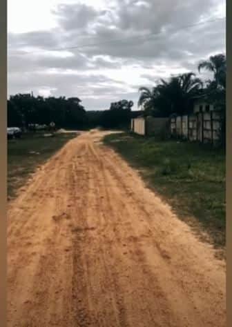Estrada de terra ao lado da escolinha onde Gusttavo Lima estudou na infância - Foto Reprodução YouTube Estrada de terra ao lado da escolinha onde Gusttavo Lima estudou na infância - Foto Reprodução YouTube