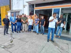 Clientes e funcionários protestaram contra o fechamento da agência do Banco Itaú (Foto: Reprodução / Internet) Clientes e funcionários protestaram contra o fechamento da agência do Banco Itaú (Foto: Reprodução / Internet)