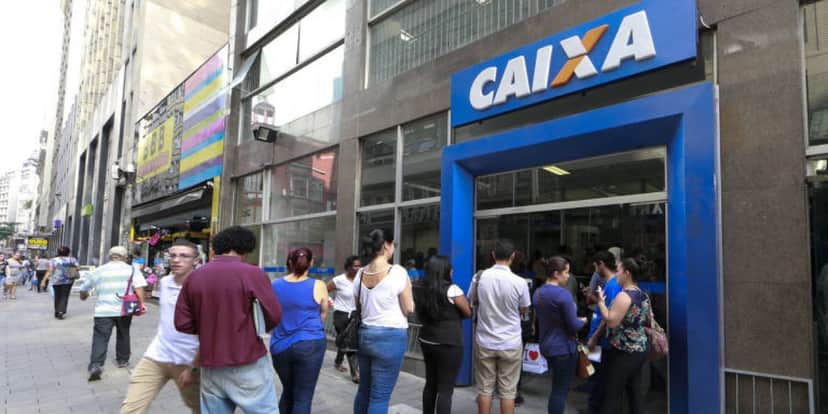 Fila em frente a agência da Caixa Econômica Federal - Foto Reprodução Internet Fila em frente a agência da Caixa Econômica Federal - Foto Reprodução Internet