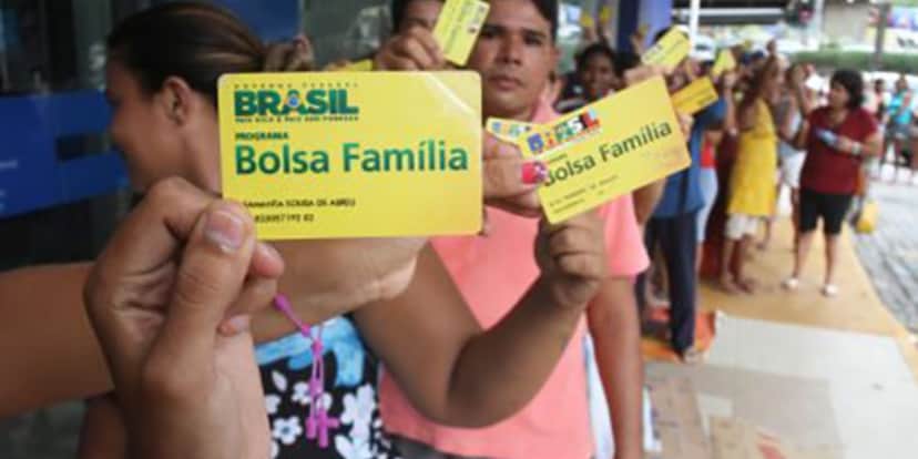 Fila para sacar bolsa Família - Foto Reprodução Internet Fila para sacar bolsa Família - Foto Reprodução Internet