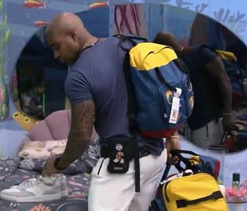 Cezar Black arruma sua malar no BBB 23 (Foto: Reprodução, Globo) Cezar Black arruma sua malar no BBB 23 (Foto: Reprodução, Globo)