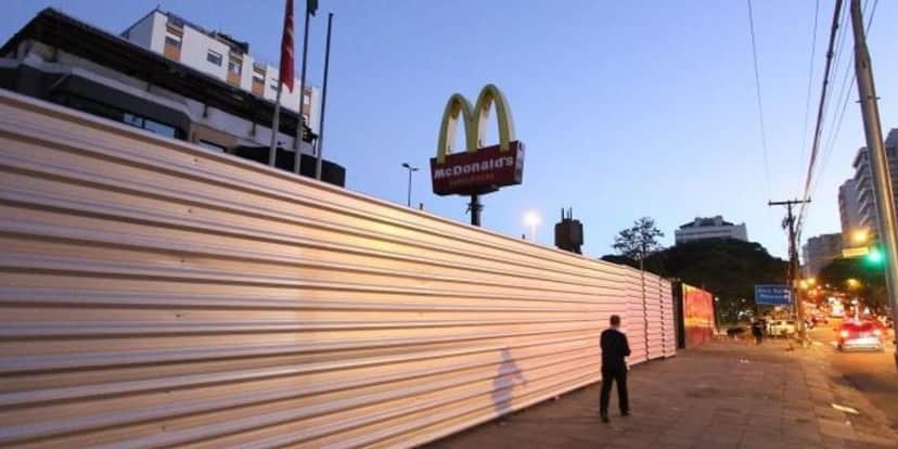 McDonald's fechado (Foto: Reprodução / Internet) McDonald's fechado (Foto: Reprodução / Internet)