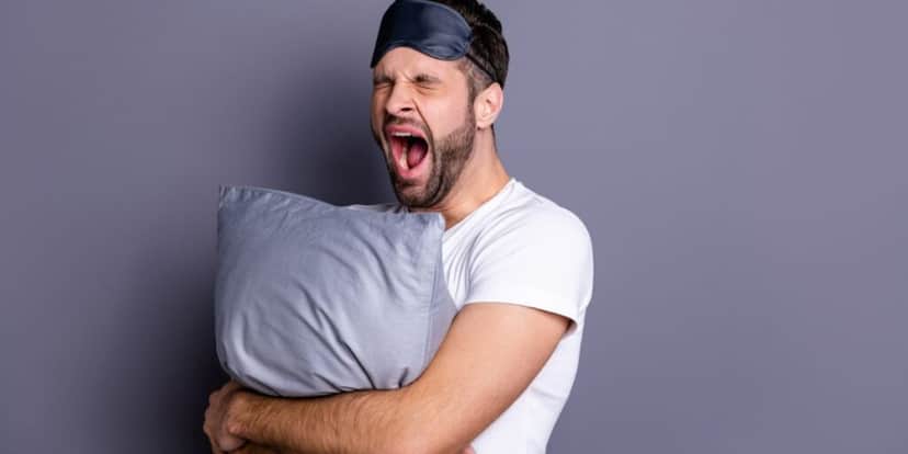 Pessoa pronta para dormir e bocejando com difuculdade para pegar no sono - Foto Reprodução Internet Pessoa pronta para dormir e bocejando com difuculdade para pegar no sono - Foto Reprodução Internet