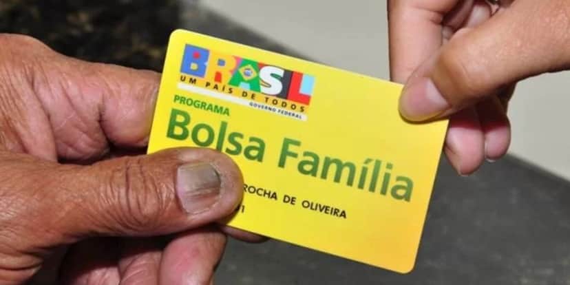 Pessoa recebendo cartão do Bolsa Família (Foto:Reprodução/Internet) Pessoa recebendo cartão do Bolsa Família (Foto:Reprodução/Internet)